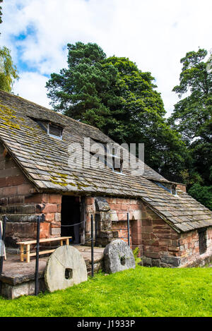 Nether Alderley Mill ist eine aus dem 16. Jahrhundert Wassermühle befindet sich auf der Straße Congleton (A34), im Süden des Dorfes der Nether Alderley, Cheshire, E Stockfoto