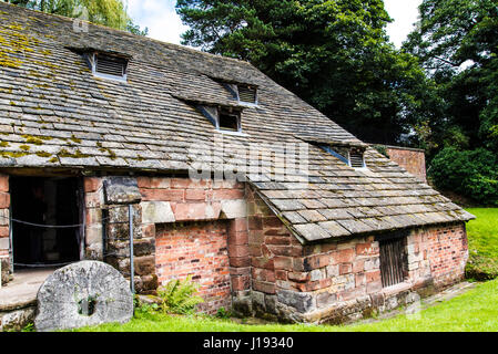 Nether Alderley Mill ist eine aus dem 16. Jahrhundert Wassermühle befindet sich auf der Straße Congleton (A34), im Süden des Dorfes der Nether Alderley, Cheshire, E Stockfoto