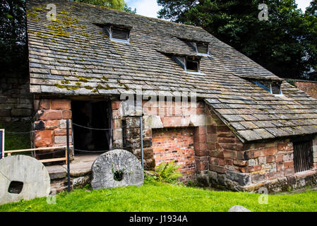 Nether Alderley Mill ist eine aus dem 16. Jahrhundert Wassermühle befindet sich auf der Straße Congleton (A34), im Süden des Dorfes der Nether Alderley, Cheshire, E Stockfoto