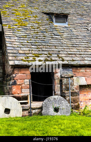 Nether Alderley Mill ist eine aus dem 16. Jahrhundert Wassermühle befindet sich auf der Straße Congleton (A34), im Süden des Dorfes der Nether Alderley, Cheshire, E Stockfoto