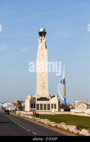 Landschaft: Portsmouth Marine-Ehrenmal an der Strandpromenade promenade in Southsea und Emirates Spinnaker Tower, Portsmouth, Hampshire, Südengland Stockfoto