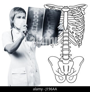 Ärztin, eine Röntgenaufnahme zu betrachten. Stockfoto