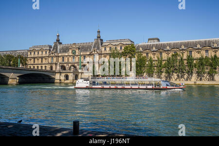 Frankreich, Paris, Seine, ein Seine Fluss Kreuzfahrt Boot ist der Louvre-Palast vorbei am Pont du Carrousel Stockfoto