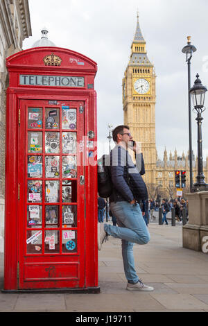 Mann am Handy, rote Telefonzelle und Big Ben sprechen. London, England Stockfoto