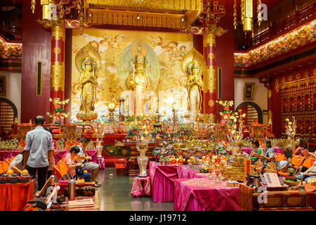 Singapur, 20. Januar 2017: Der chinesische buddhistische Tempel Buddha Tooth Relic Temple befindet sich im Stadtteil Chinatown von Singapur. Stockfoto