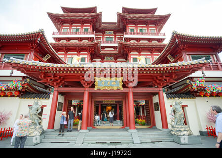 Singapur, 20. Januar 2017: Der chinesische buddhistische Tempel Buddha Tooth Relic Temple befindet sich im Stadtteil Chinatown von Singapur. Stockfoto