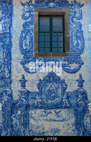 Detail der Capela Das Almas dekoriert mit Azulejo-Fliesen - Capela de Santa Catarina in Porto, Portugal Stockfoto