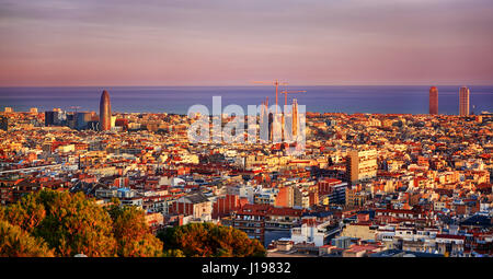 Blick auf die Stadt Barcelona von Turó de Les Tres Creus Stockfoto