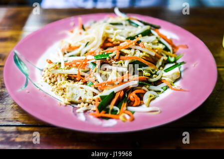 Pad thai auf rosa auf einem Teller im Restaurant, Thailand. Stockfoto