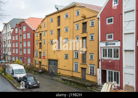 In Kjøpmannsgata sind die Rückseiten der traditionellen Lagerhäuser, die an den Seiten des Nidelva Fluss, da es durch Trondheim, Norwegen fließt. Stockfoto