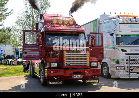 PORVOO, Finnland - 2. Juli 2016: Classic geschwenkten roten Scania 143 H bläst Dampf durch Auspuffrohre in Riverside LKW Treffen 2016. Stockfoto