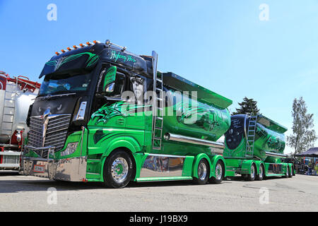 PORVOO, Finnland - 2. Juli 2016: Super LKW Mercedes-Benz Actros 2551 Highway Hero im Besitz von Kuljetus Auvinen Oy am Riverside LKW Treffen 2016. Stockfoto