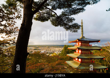 Berg Fuji und Chureito rote Pagode mit bunten Baum Urlaub im Herbst, Japan Stockfoto