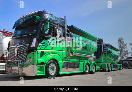 PORVOO, Finnland - 2. Juli 2016: Super LKW Mercedes-Benz Actros 2551 Highway Hero im Besitz von Kuljetus Auvinen Oy und passenden LKW-Schuhen auf Riversi Stockfoto