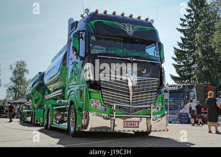 PORVOO, Finnland - 2. Juli 2016: Super LKW Mercedes-Benz Actros 2551 Highway Hero im Besitz von Kuljetus Auvinen Oy am Riverside LKW Treffen 2016. Stockfoto