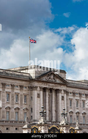 Union Jack-Flagge über Buckingham Palace. City of Westminster, London, England Stockfoto