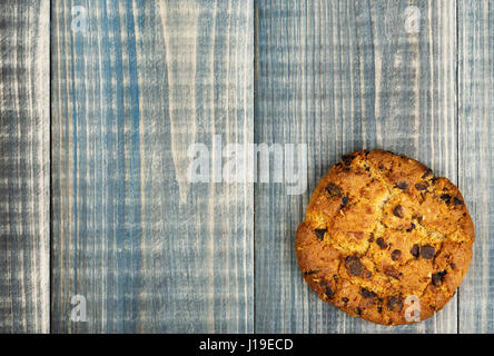 Haferkekse mit Stücken von Schokolade liegen auf dem Holztisch. Ansicht von oben. Es gibt Platz für text Stockfoto