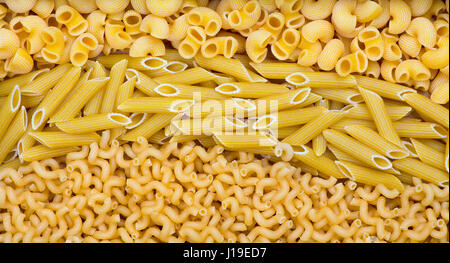 Hintergrund aus drei Arten von Nudeln: Penne-Nudeln, Chifferi Pasta, Callentani Nudeln. Stockfoto