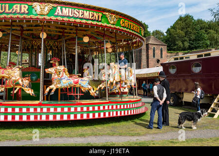 Merry-Go-Round oder Karussell am Blists Hill, in der Nähe der viktorianischen Stadt Madeley, Shropshire, England, UK. Stockfoto