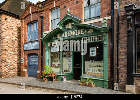 Der Lebensmittelhändler Shop und Showroom-Zyklus bei Blists Hill Victorian Town, in der Nähe von Madeley, Shropshire, England, UK. Stockfoto