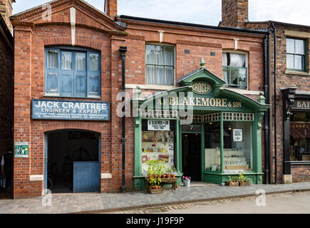 Der Lebensmittelhändler Shop und Showroom-Zyklus bei Blists Hill Victorian Town, in der Nähe von Madeley, Shropshire, England, UK. Stockfoto