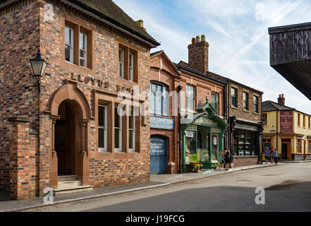 Die Bank, Zyklus-Showroom, Lebensmittelladen und Chemiker Geschäfte am Blists Hill viktorianischen Stadt, in der Nähe von Madeley, Shropshire, England, UK. Stockfoto