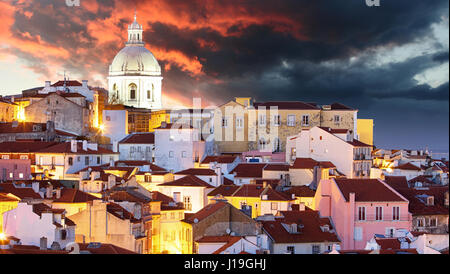 Lissabon bei dramatischen Sonnenaufgang Stockfoto