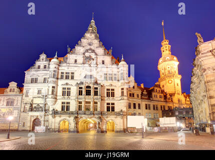 Dresden-Panorama bei Nacht mit Hofkirche Kathedrale Stockfoto