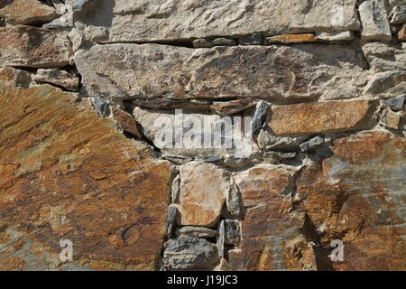 Schist Wand Hintergrund Textur in Aldeias de xisto. Lousa, Coimbra, Portugal Stockfoto