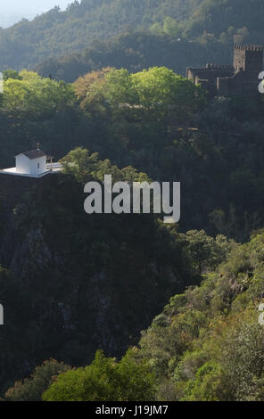 Schloss Lousa oder Schloss von Arouce und das Heiligtum von Nossa Senhora da Piedade in Serra da Lousa. Coimbra, Portugal Stockfoto