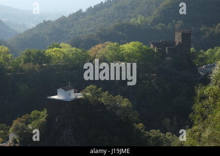 Schloss Lousa oder Schloss von Arouce und das Heiligtum von Nossa Senhora da Piedade in Serra da Lousa. Coimbra, Portugal Stockfoto