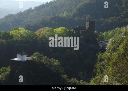 Schloss Lousa oder Schloss von Arouce und das Heiligtum von Nossa Senhora da Piedade in Serra da Lousa. Coimbra, Portugal Stockfoto