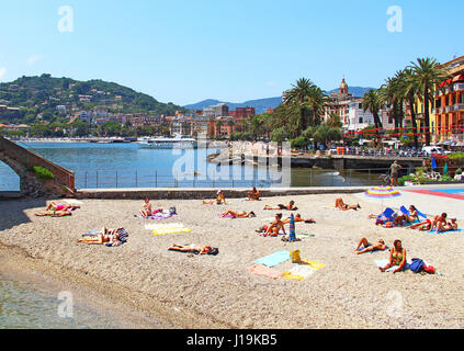 RAPALLO, Italien - 28. Juni 2016: Strand von Rapallo Resort in der Provinz Genua an der ligurischen Küste Stockfoto