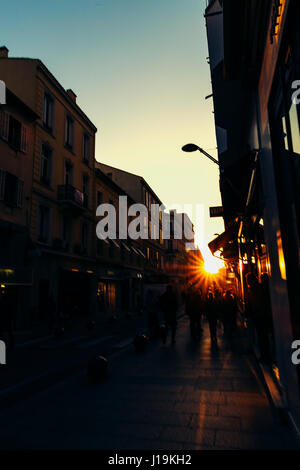 CANNES, Frankreich - 26. März 2016: dramatische orange Sonnenstrahlen auf Cannes Haupteinkaufsstraße rue d ' Antibes Stockfoto