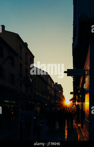 CANNES, Frankreich - 26. März 2016: dramatische orange Sonnenstrahlen auf Cannes Haupteinkaufsstraße rue d ' Antibes Stockfoto