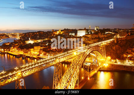 Dom Luis Brücke (Ponte Luis ich) und Vogelperspektive von Porto am Abend, Portugal Stockfoto