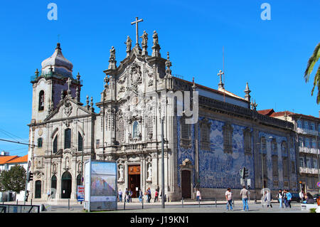 PORTO, PORTUGAL - 8. Oktober 2015: Carmelitas und Carmo Kirchen miteinander verbunden und mit blauen Azulejos Kacheln dekoriert Stockfoto