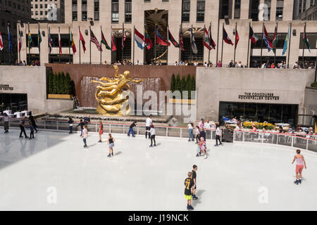Prometheus-Statue am Eislaufplatz, Rockefeller Center New York Stockfoto