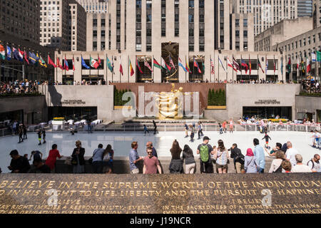 Prometheus-Statue am Eislaufplatz, Rockefeller Center New York Stockfoto