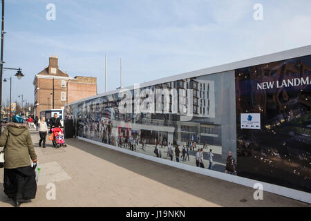 Werbetafeln rund um White Hart Lane Fußball Stadion vielversprechende Stadterneuerung, die mit einem neuen Stadion kommen wird. Tottenham-Football Club als Stockfoto