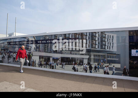 Werbetafeln rund um White Hart Lane Fußball Stadion vielversprechende Stadterneuerung, die mit einem neuen Stadion kommen wird. Tottenham-Football Club als Stockfoto