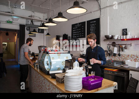 Lust auf Kaffee: eine neue Müsli Kaffee Hipster Hangout Gaunson House, Markfield Road, London N15 4QQ Stockfoto