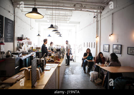 Lust auf Kaffee: eine neue Müsli Kaffee Hipster Hangout Gaunson House, Markfield Road, London N15 4QQ Stockfoto