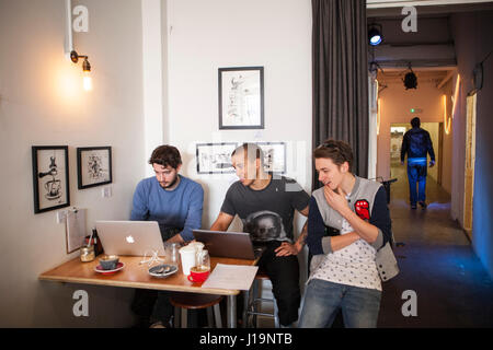 Lust auf Kaffee: eine neue Müsli Kaffee Hipster Hangout Gaunson House, Markfield Road, London N15 4QQ Stockfoto