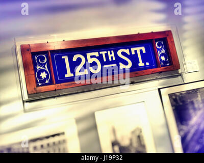 Vintage Glas U-Bahn Zeichen in das New York Transit Museum, New York, USA Stockfoto