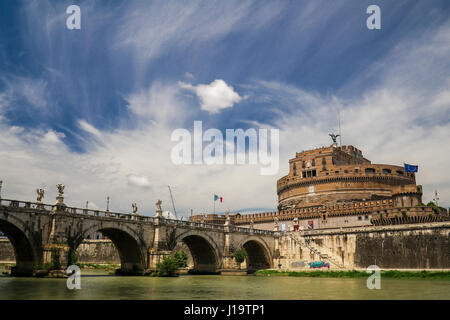 Castel Sant'Angelo und Sant'angelo Brücke über den Fluss Tiber. Stockfoto