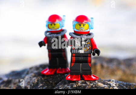 Paphos, Zypern - 9. Oktober 2016 zwei Lego Taucher Minifiguren auf Meer Steinen stehen. Stockfoto