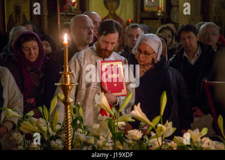 Orthodoxe Gläubige beten während der großen österliche Liturgie in der orthodoxen Kirche von Moskau, Russland Stockfoto