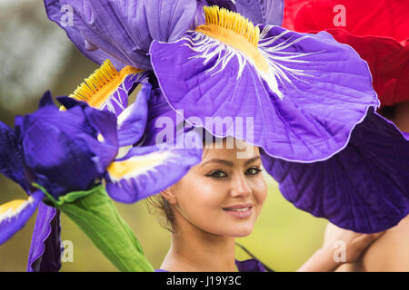 Lauren Green tragen eine Iris Kleid von preisgekrönten New Zealand Künstlerin Jenny Gillies vor der Eröffnung der Harrogate Spring Flower Show. Stockfoto