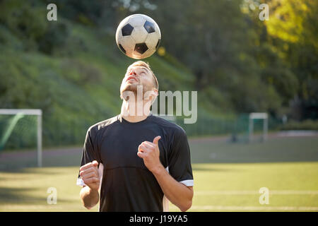 Fußball-Spieler spielen mit Ball auf Feld Stockfoto